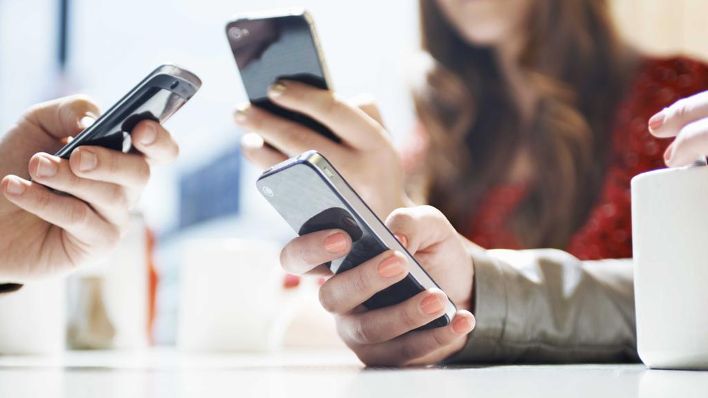 Scopri come evitare che il cellulare ti rovini il collo (e la vita) Scopri come evitare che il cellulare ti rovini il collo (e la vita)