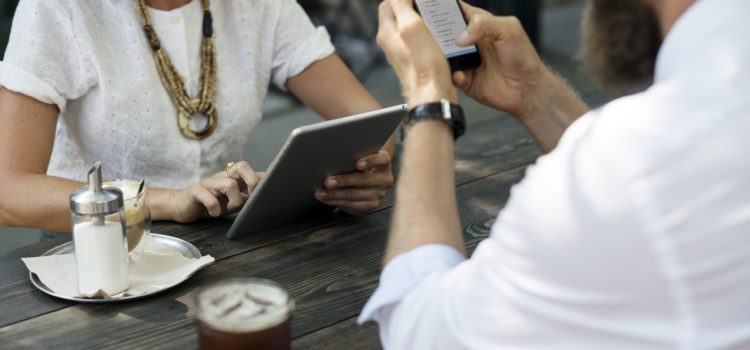 Ecco come evitare che lo smartphone ti rovini il collo (e la vita) Ecco come evitare che lo smartphone ti rovini il collo (e la vita)